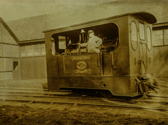 OVI-00001426 Stoomtram; locomotief met maschinist Mathijs v.d.Rijst
